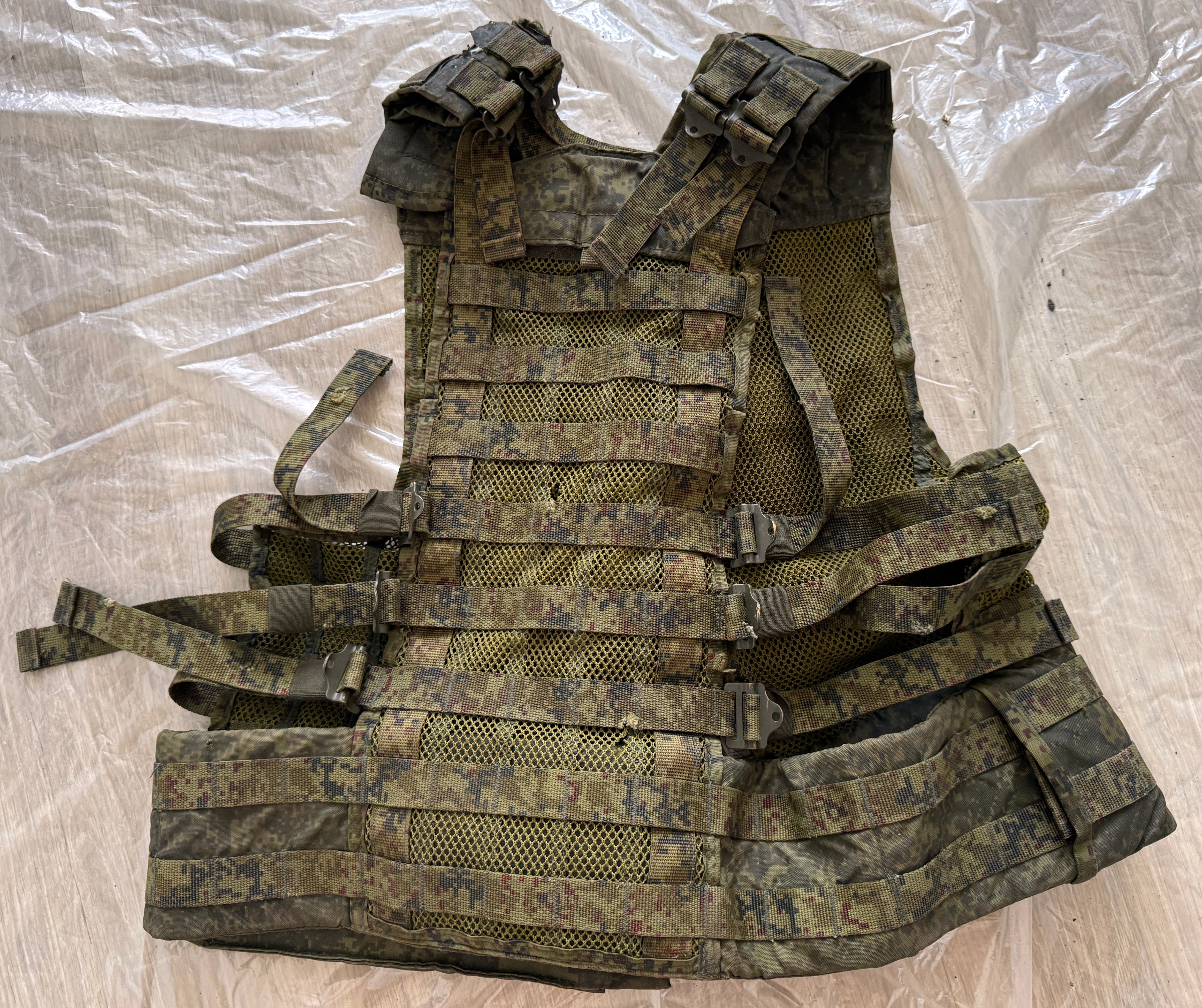 Trophy soldier ammunition tactical unloading system vest camo russian military army Ukraine war 2022-2024
