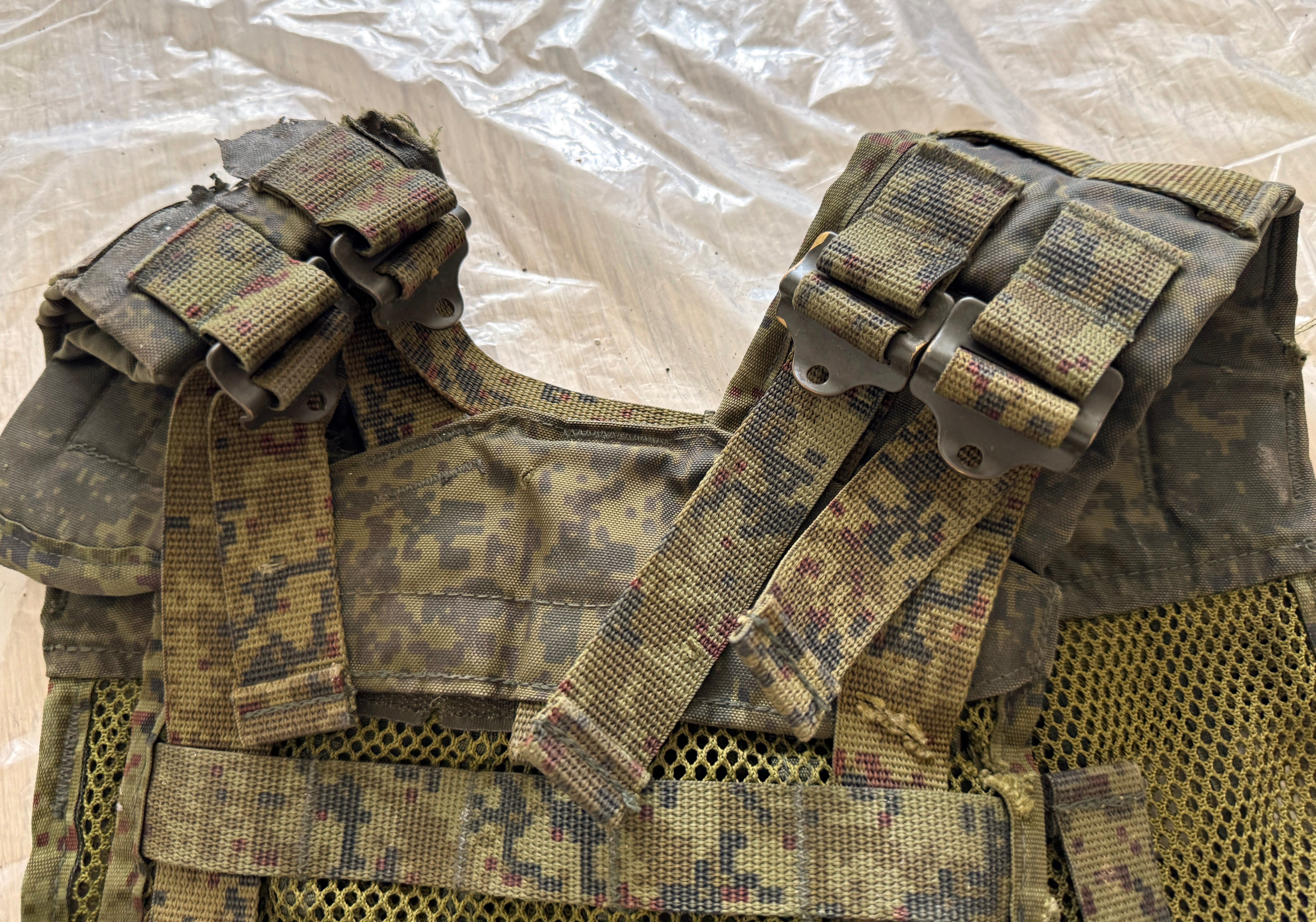 Trophy soldier ammunition tactical unloading system vest camo russian military army Ukraine war 2022-2024