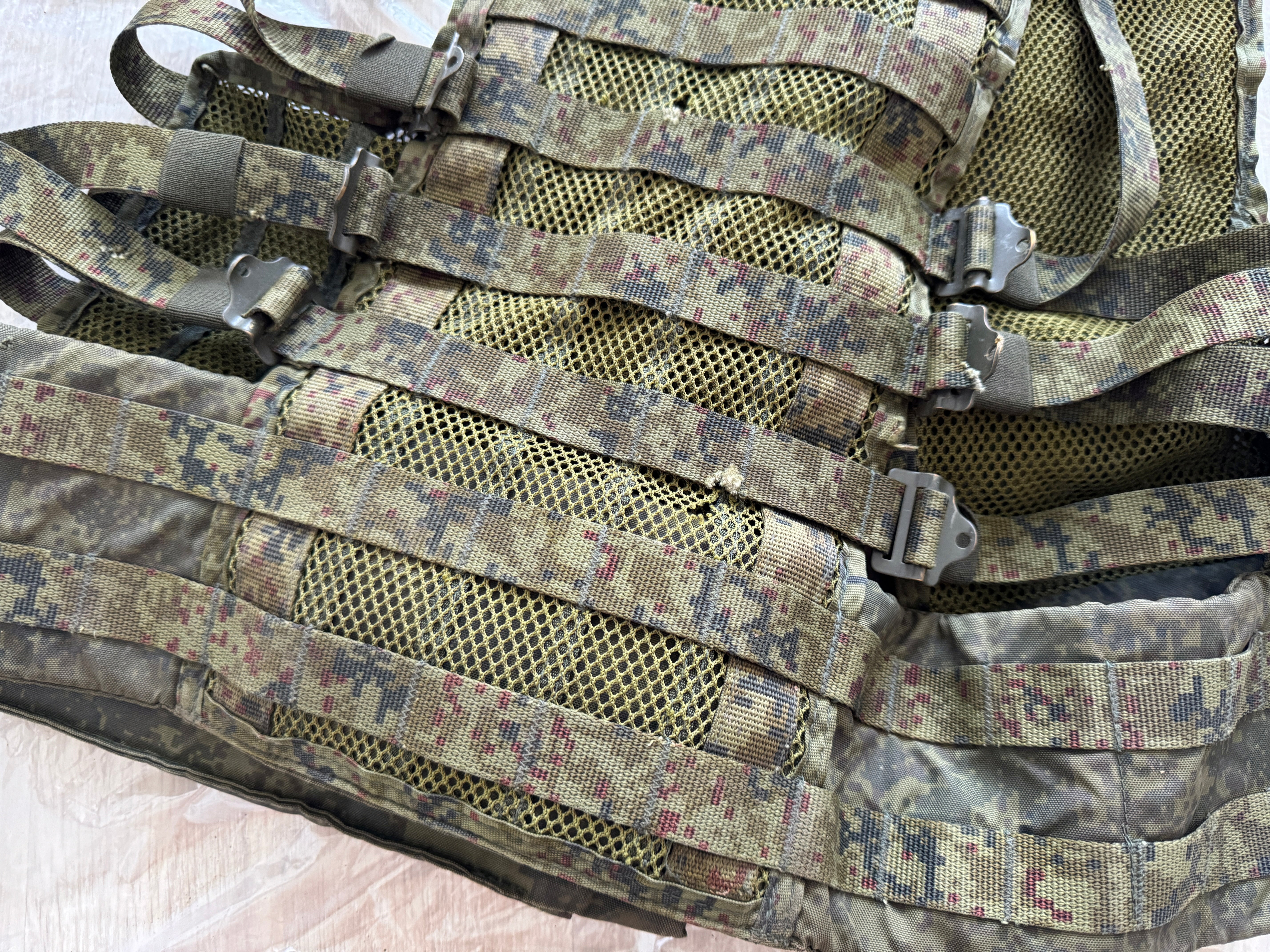 Trophy soldier ammunition tactical unloading system vest camo russian military army Ukraine war 2022-2024