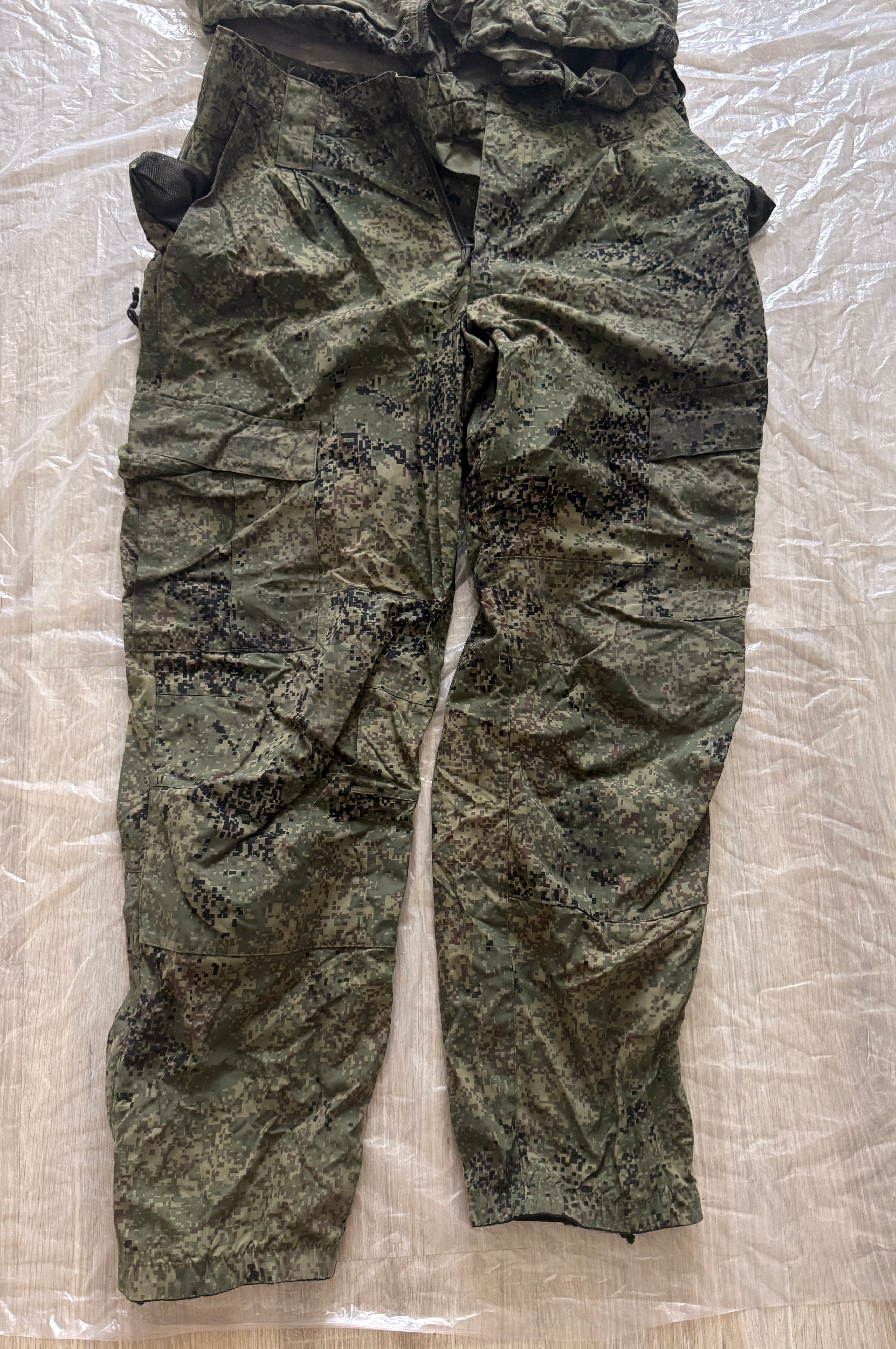 Trophy russian soldier uniform windbreaker jacket pants patch camouflage military army Ukraine war 2022-2024