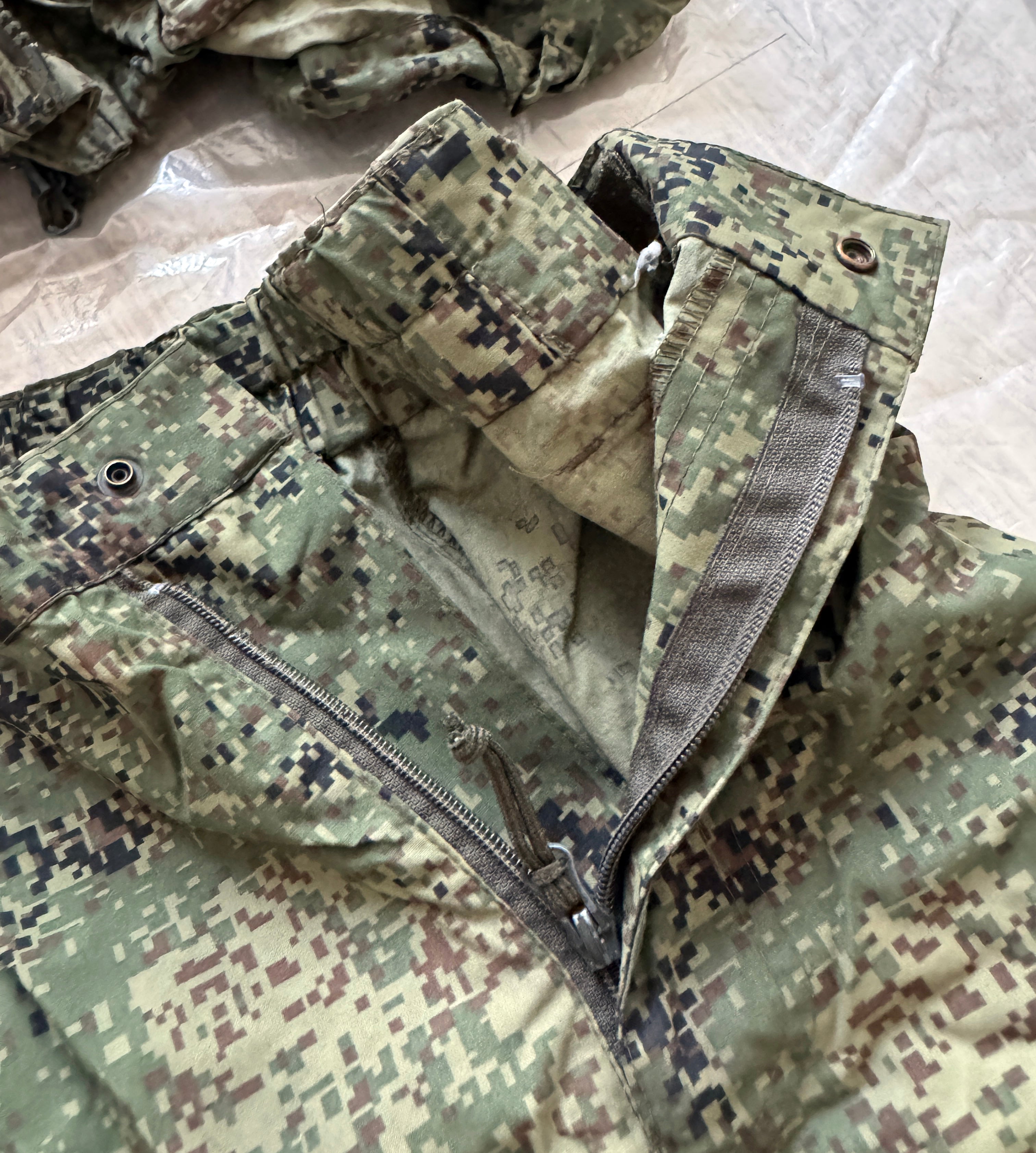 Trophy russian soldier uniform windbreaker jacket pants patch camouflage military army Ukraine war 2022-2024