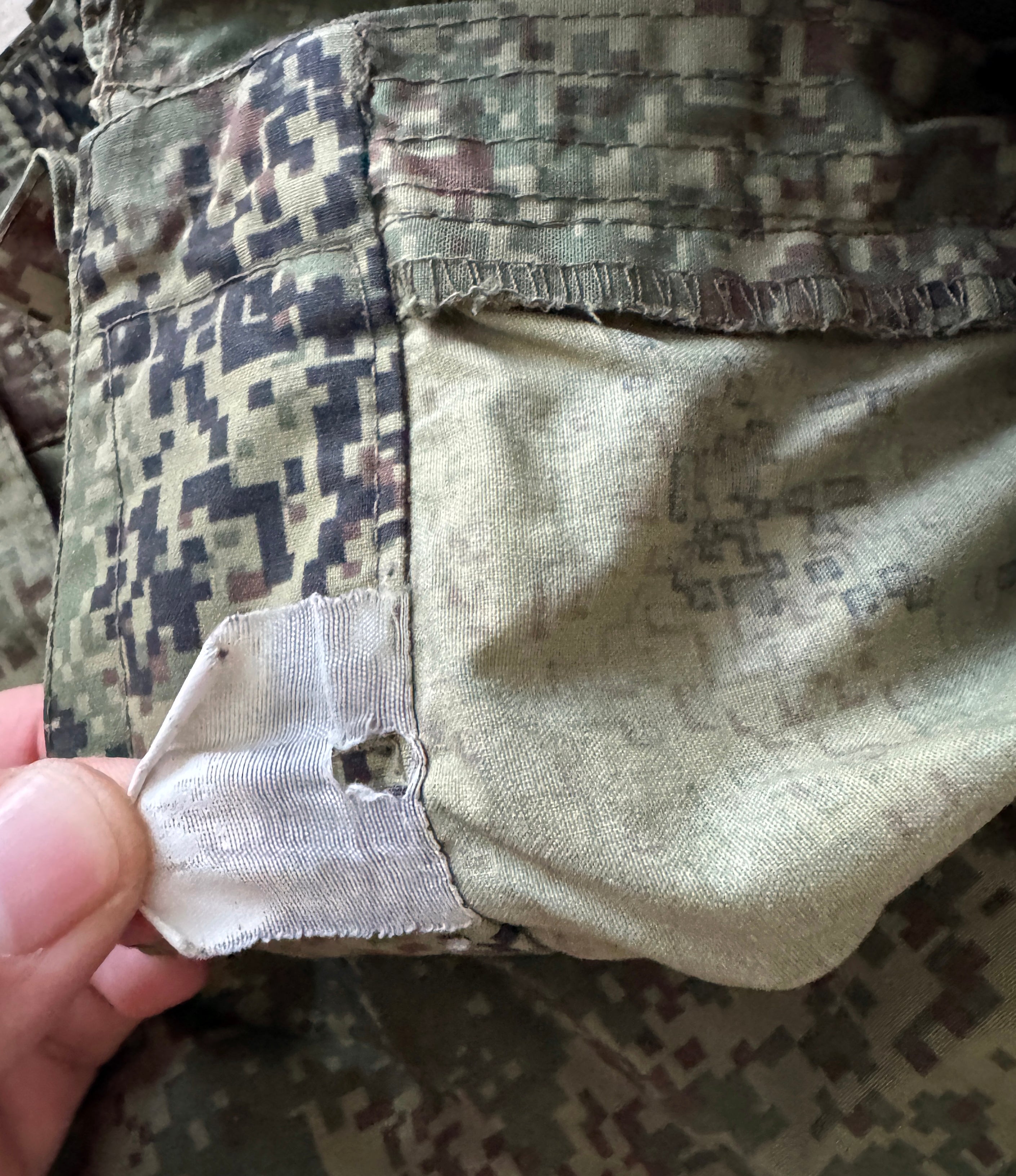 Trophy russian soldier uniform windbreaker jacket pants patch camouflage military army Ukraine war 2022-2024